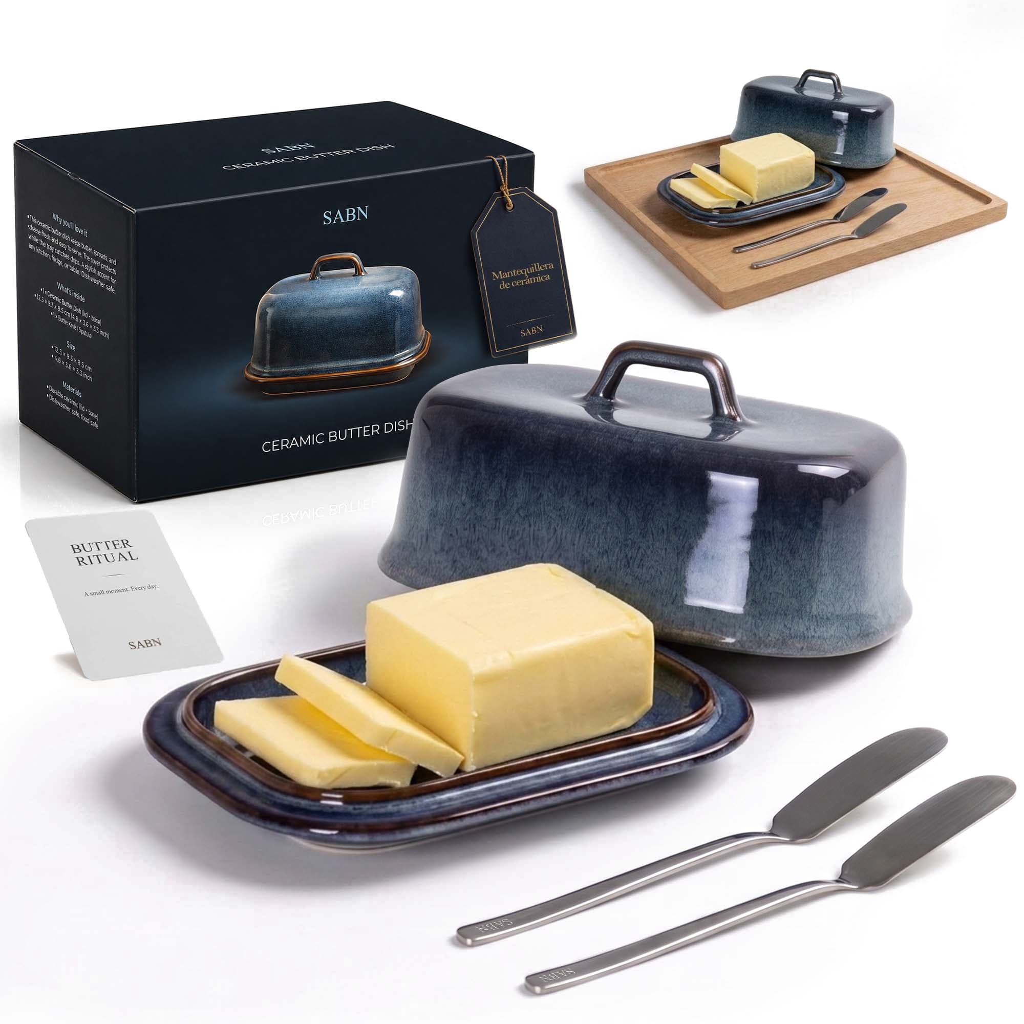 Komplettes SABN-Butterdosen-Set in Blau: Deckel, Basis, gravierte Streichmesser und „Butter Ritual“-Karte