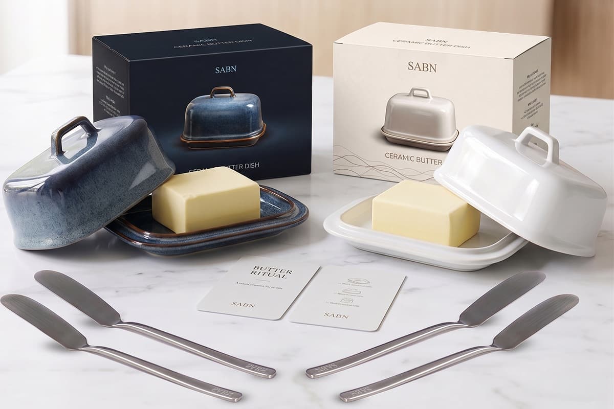 Beide Ausführungen zusammen: reaktives Blau und Royal White, mit ihren Geschenkboxen